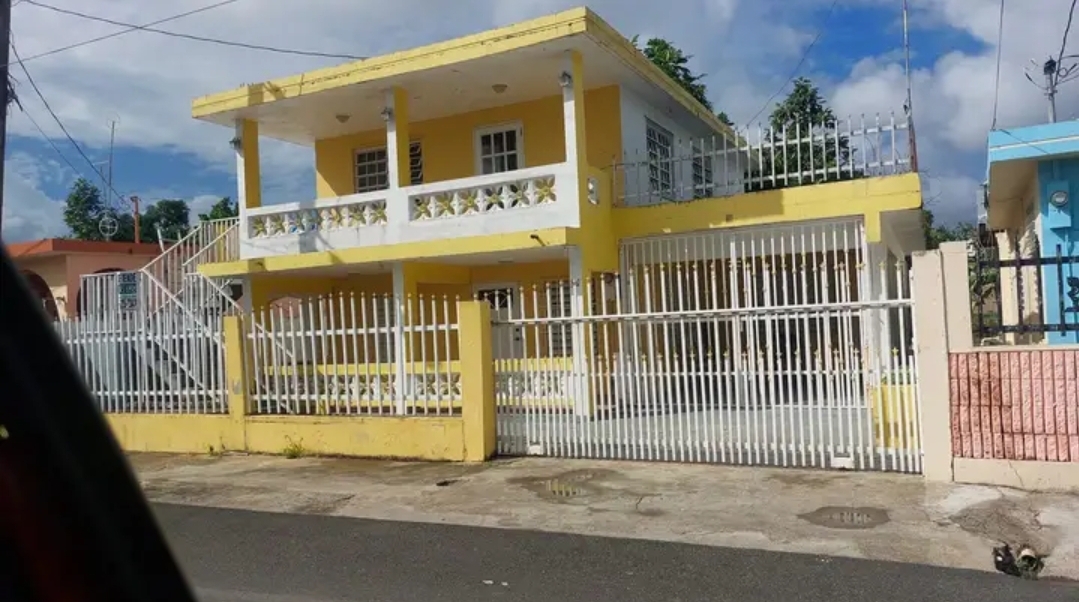 2 homes for the price of 1. Multi family home in Morovis 30 min from the coastline